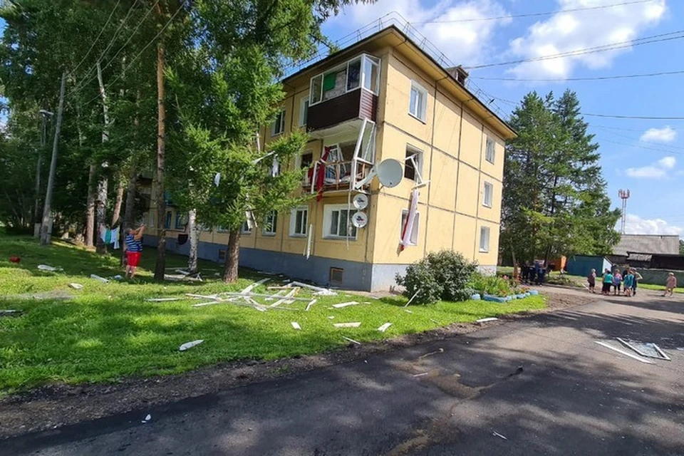 «Рвануло так, что вышибло балкон»: в Красноярском крае в многоэтажке взорвался газ. Фото: ГУ МЧС России по краю