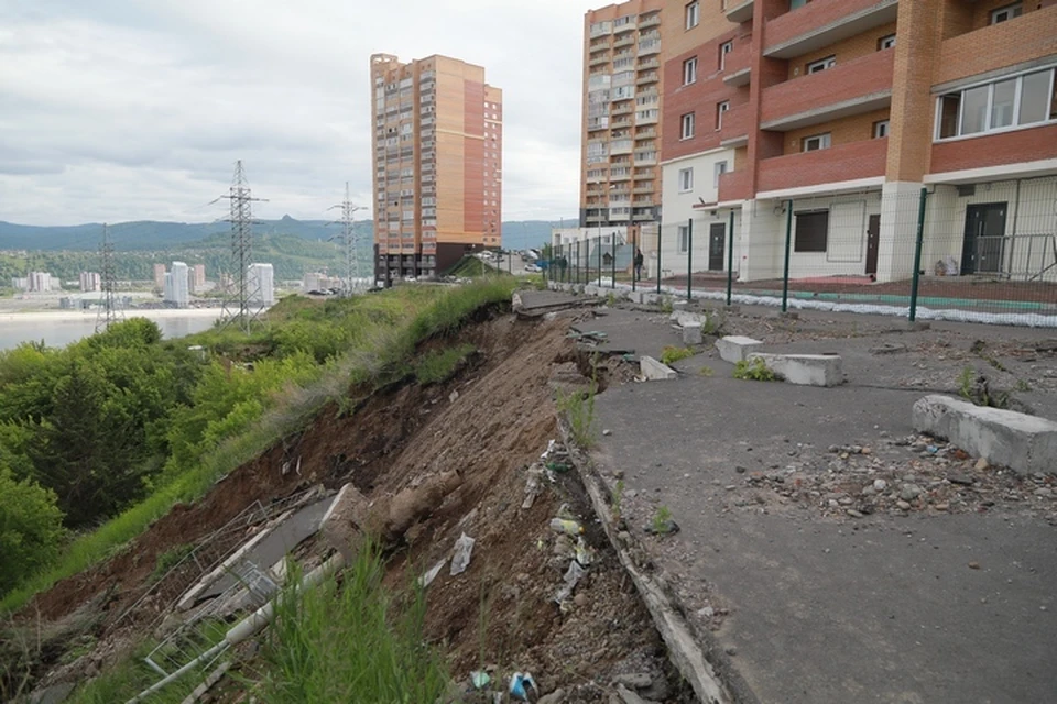 В Красноярске дом со сползающей парковкой на улице Огородной могли построить незаконно