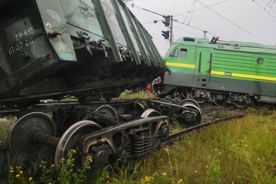 В результате столкновения поездов пострадали два человека. Фото: ГУ МЧС СПб