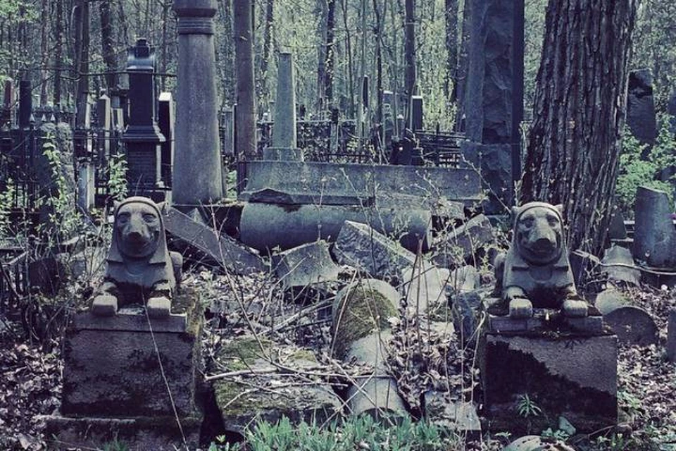 Вандалы разгромили 30 надгробий на Еврейском кладбище в Петербурге