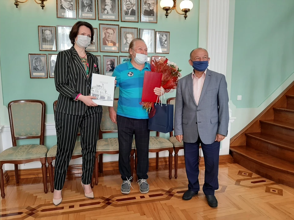 Оксана Фадина пожелала актеру и всей труппе Омского драматического театра терпения и благополучия.
