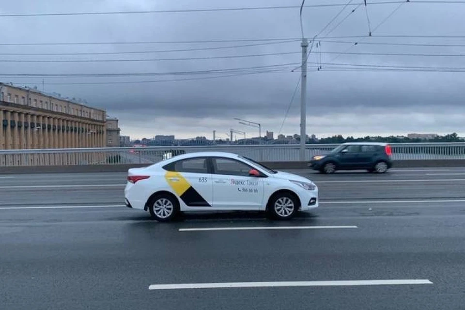 Таксист припарковал машину на середине моста Александра Невского