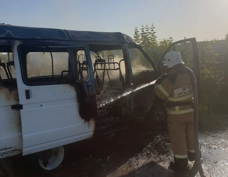 Огонь частично повредил автомобиль