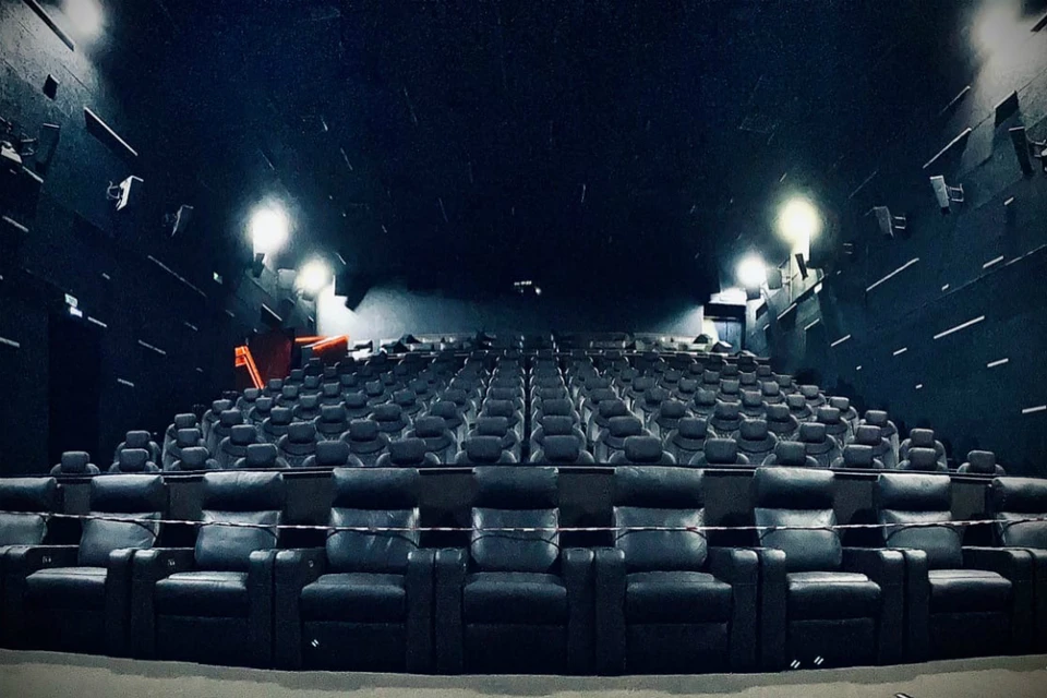 Кинотеатры простаивают без посетителей и заработка уже пятый месяц. Фото: vk.com/kolizeum_club