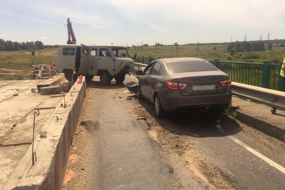 В результате аварии оба водителя с ушибами и ссадинами были отпущены домой.