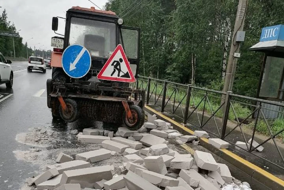 На Выборгское шоссе рухнул блок газобетона / Фото: Дорожный комитет Ленобласти