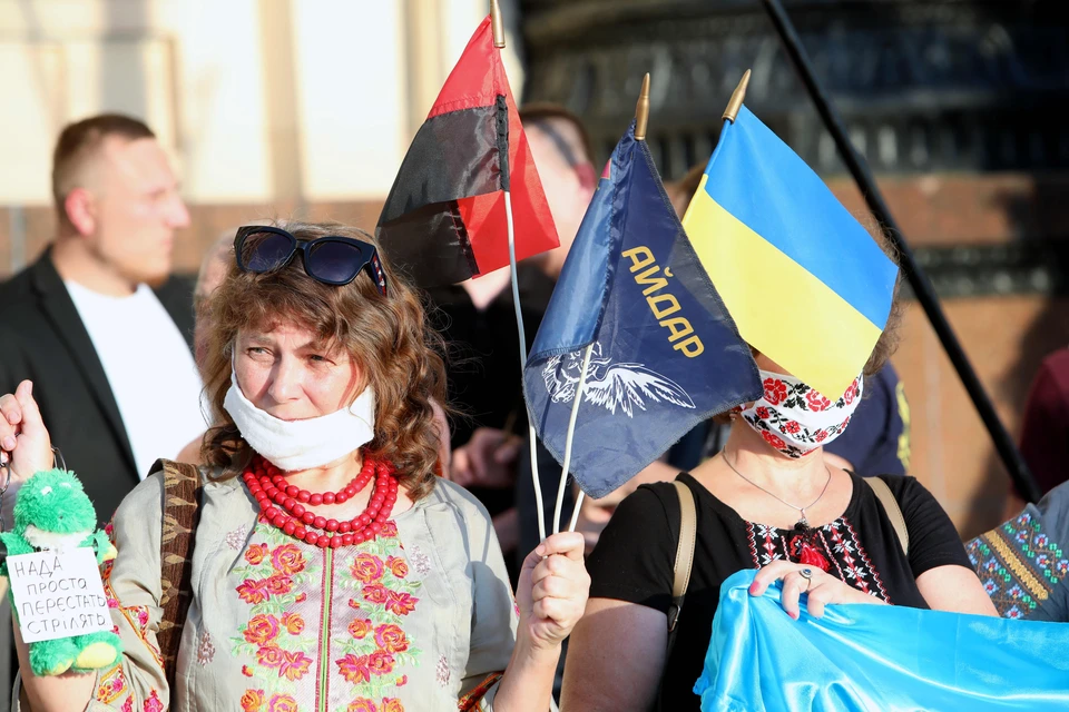 Участница очередного митинга в центре Киева.