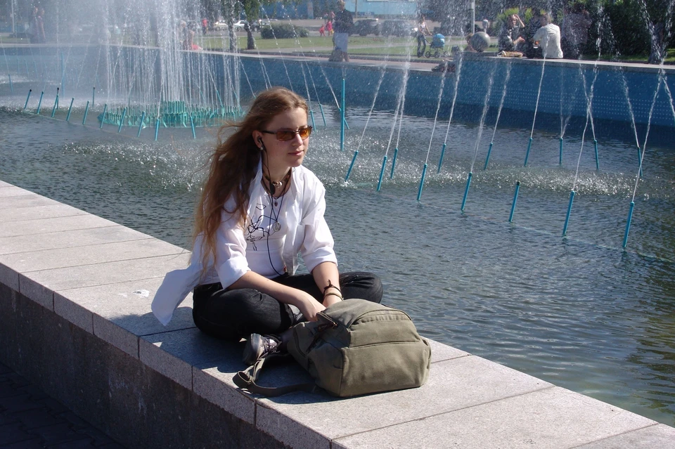 У фонтана.