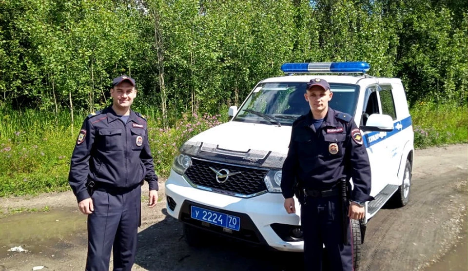 Дежурная гаи томск. Полиция Томск. Полиция Каргасок. Полицейские ищут в лесу.