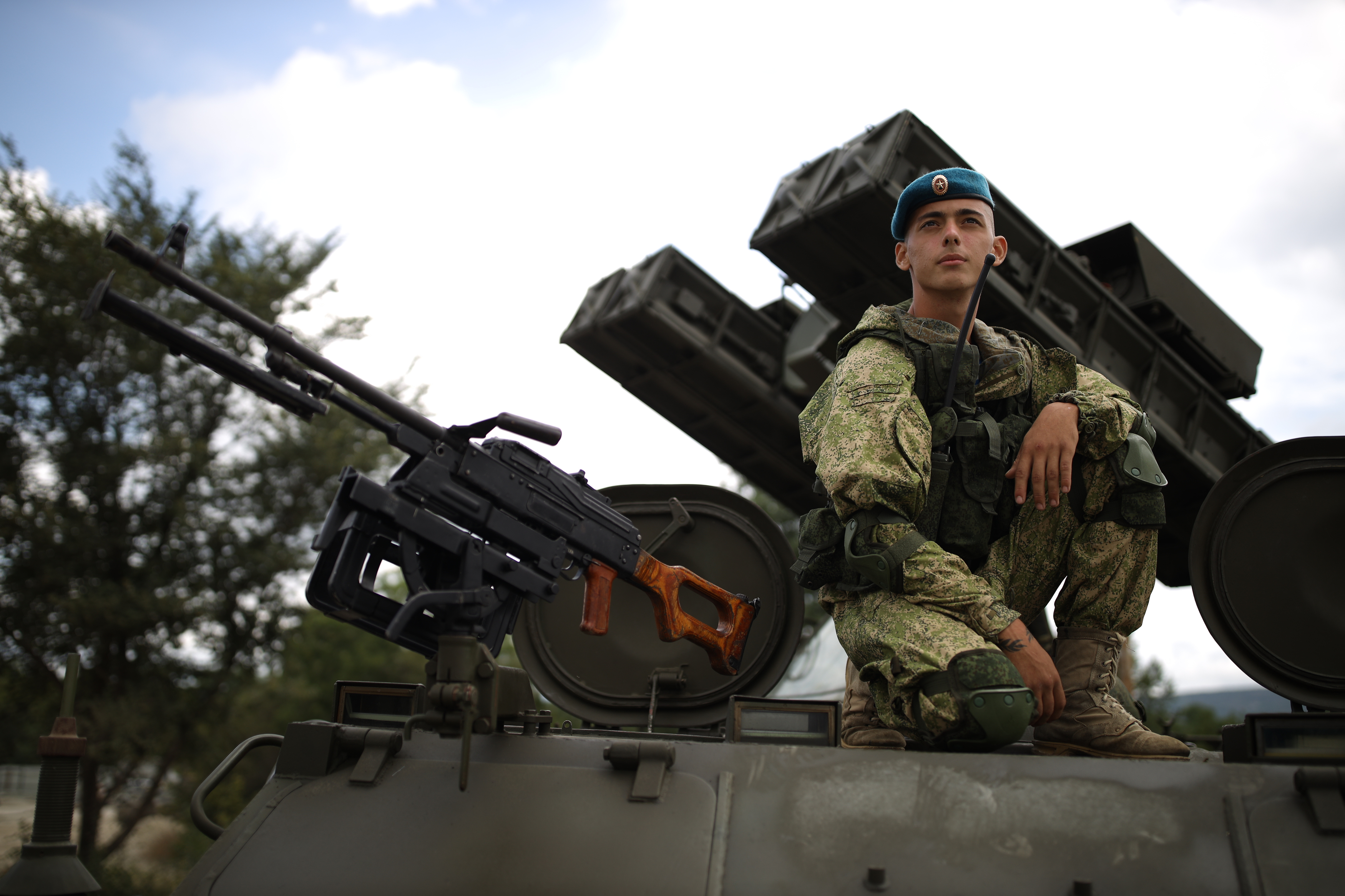 Военнослужащие в голубых беретах и тельняшка неизменно славятся своим мужеством. Фото: Виталий ТИМКИВ.