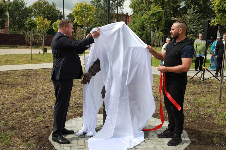 Губернатор открыл в центре Рязани скульптуру «косопузу». Фото: администрация Рязани.