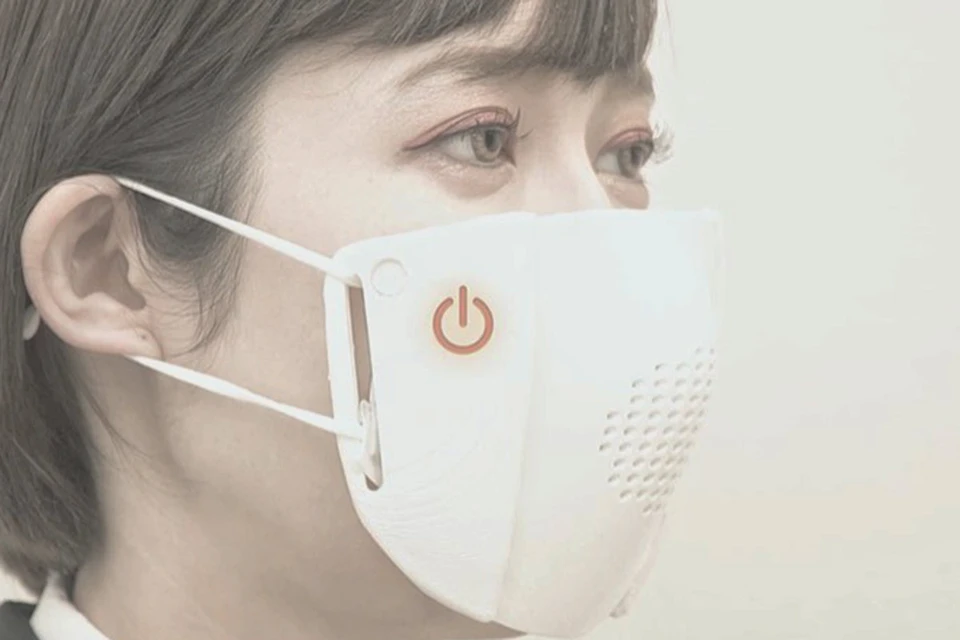 При подключении к Интернету, умная маска сможет передавать сообщения, переводя их с японского языка. Фото: Donut Robotics