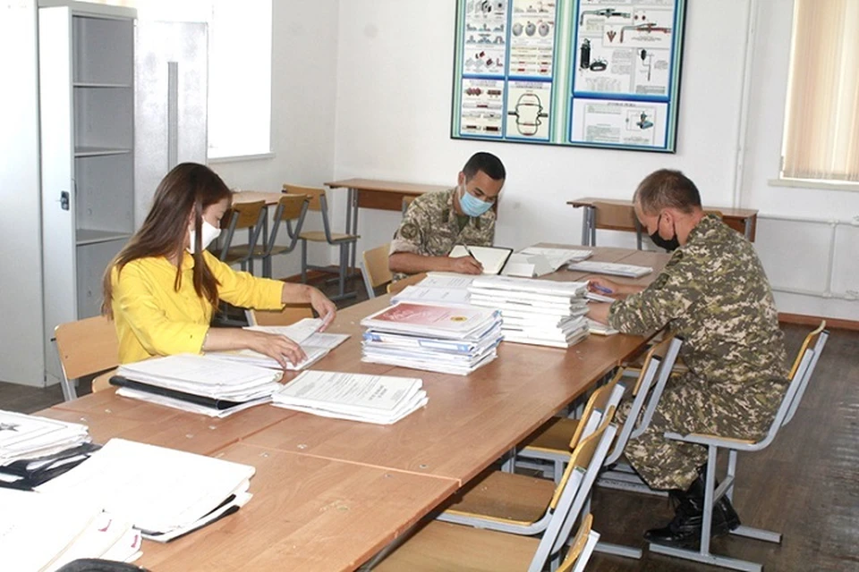 Прием заявлений на поступление в военные вузы, медицинская комиссия и психологическое тестирование проводились в местных военкоматах.