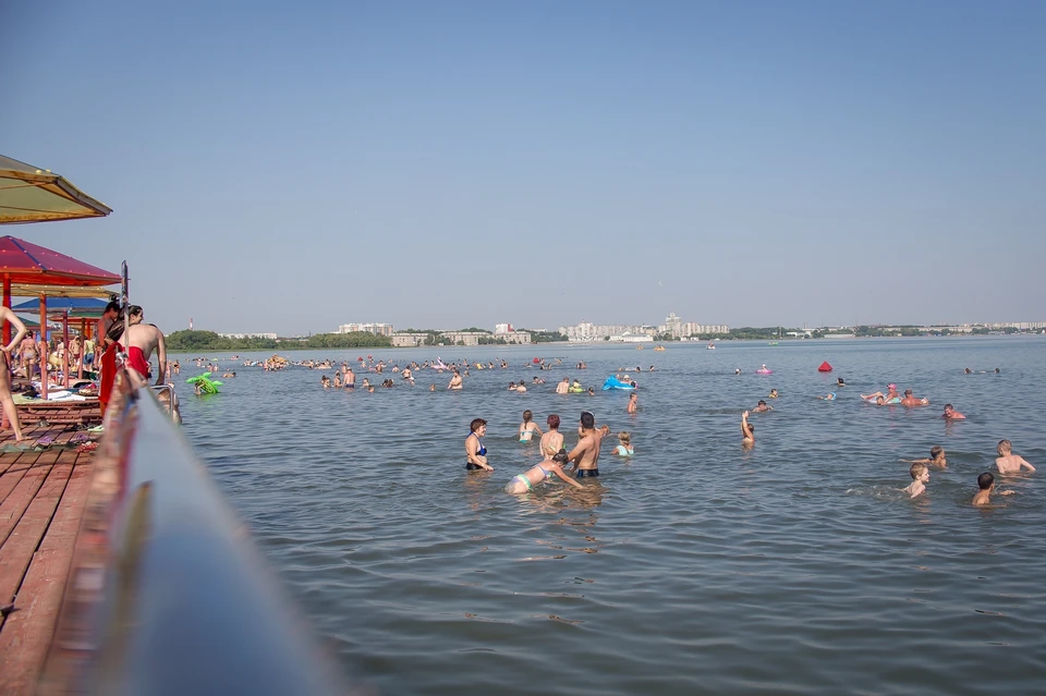 Во время аномальной погоды пляжи Челябинска становятся местом спасения от жары