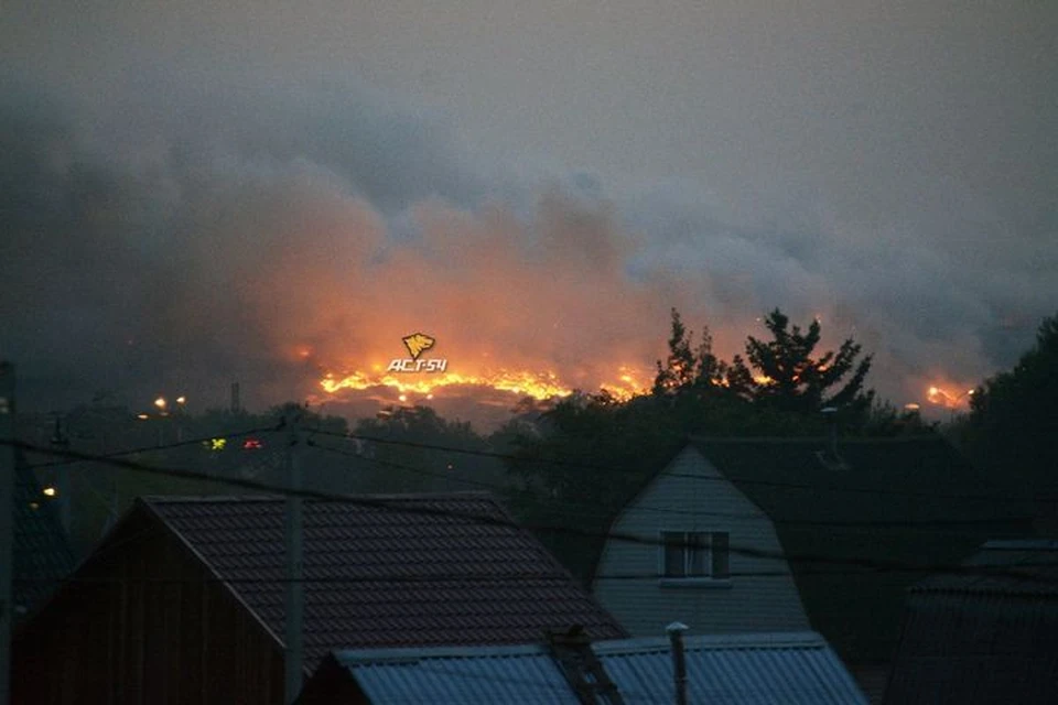 На свалке около Хилокского рынка снова начался пожар. Фото: "АСТ-54"