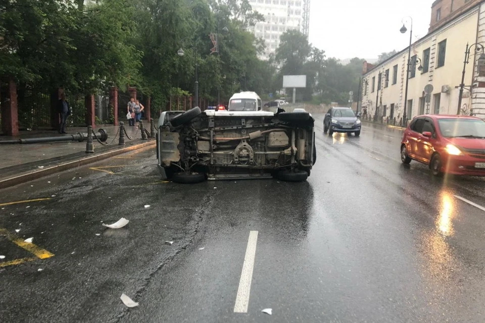 Mitsubishi Pajero перевернулся на улице Алеутской во Владивостоке. Фото: пресс – служба ОГИБДД УМВД России по Владивостоку