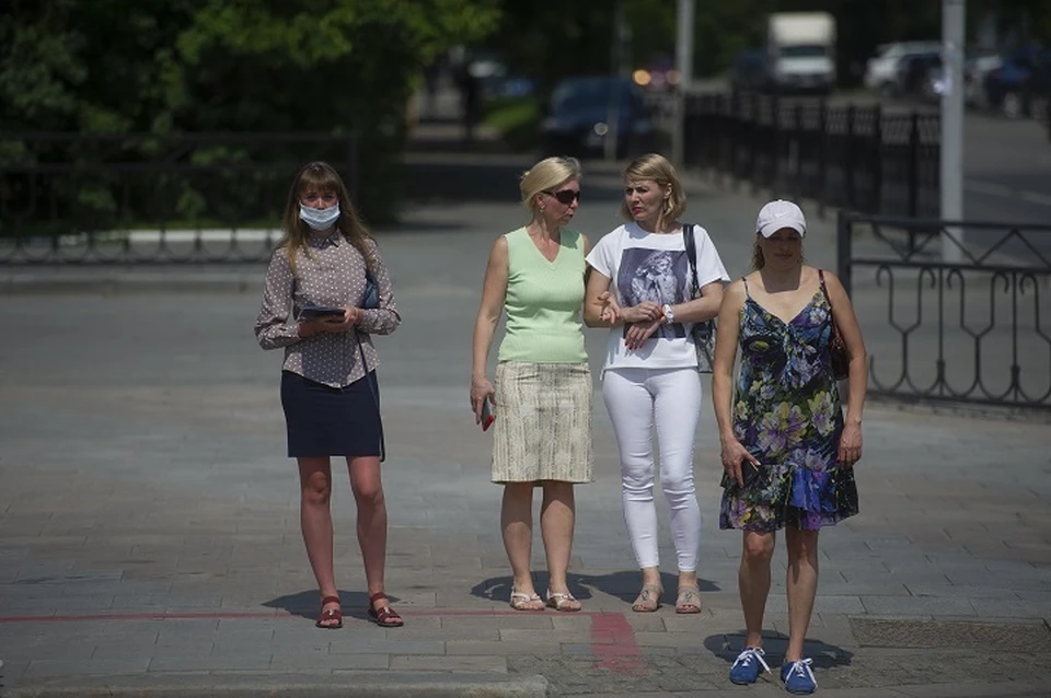 В Екатеринбурге жарко, но многие по-прежнему носят маски