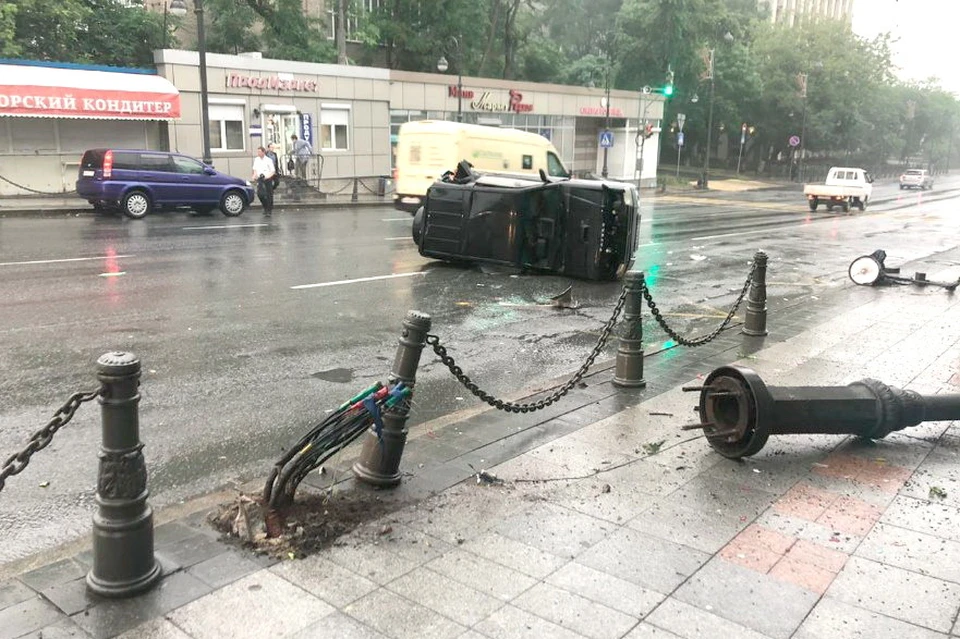 Фонарный столб оказался вырван из мостовой. Фото: пресс-служба ВПЭС