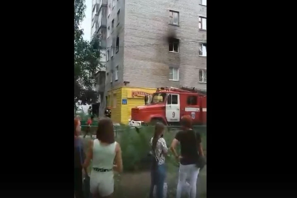 В Новосибирске многоквартирном доме случился пожар: спасатели вытащили из здания троих взрослых и ребенка. Фото: кадр из видео