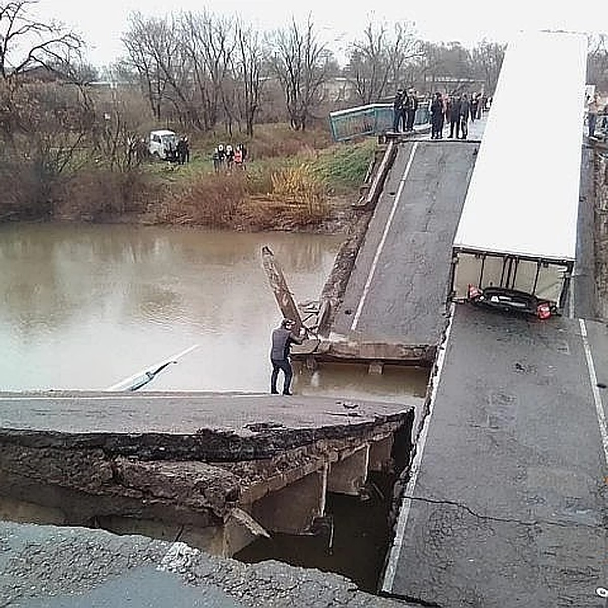 Смертельное крушение моста. В Приморье осудили водителя грузовика, из-за  которого в ДТП умерли мама и 3-летняя дочь - KP.RU