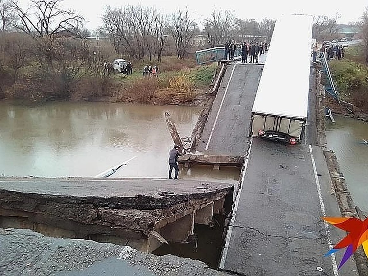 Смертельное крушение моста. В Приморье осудили водителя грузовика, из-за  которого в ДТП умерли мама и 3-летняя дочь - KP.RU