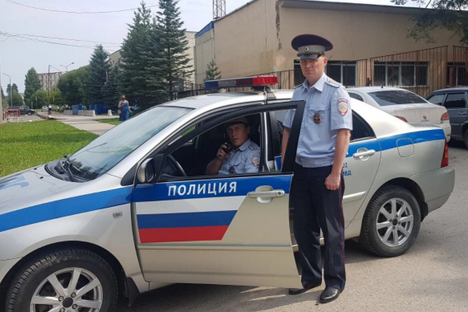 Капитан полиции Алексей Благиных и старший лейтенант Роман Антипов несли службу на дороге и сделали доброе дело.