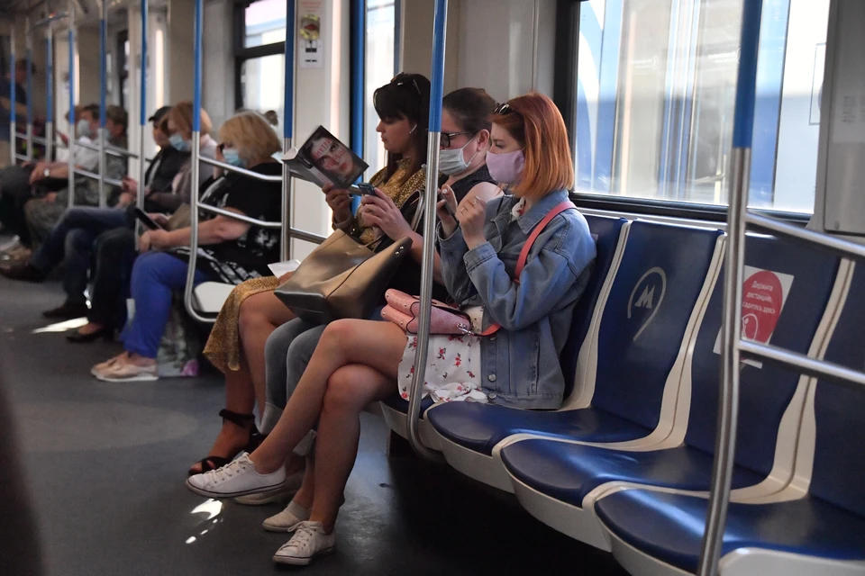 Москва. Пассажиры в метро.