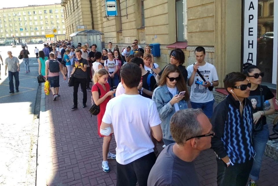 Люди стоят, чтобы проголосовать на выборах Фото: предоставлено Геннадием