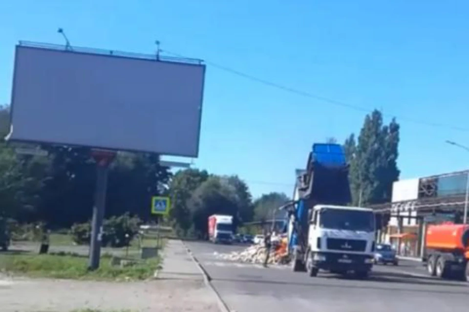 В Ростове загорелся мусоровоз. Фото: соцсети