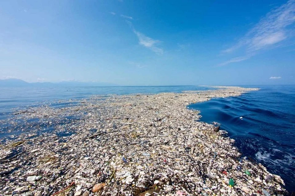 В основном мусорные острова состоят из пластика, который попадает в океан из рек.