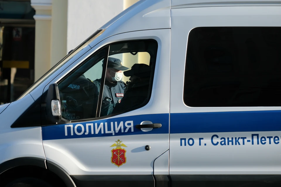 Петербургского бизнесмена угрожали взорвать гранатой.