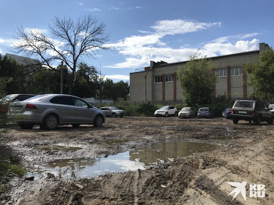 Автомобилисты ставят свой транспорт в лужи.