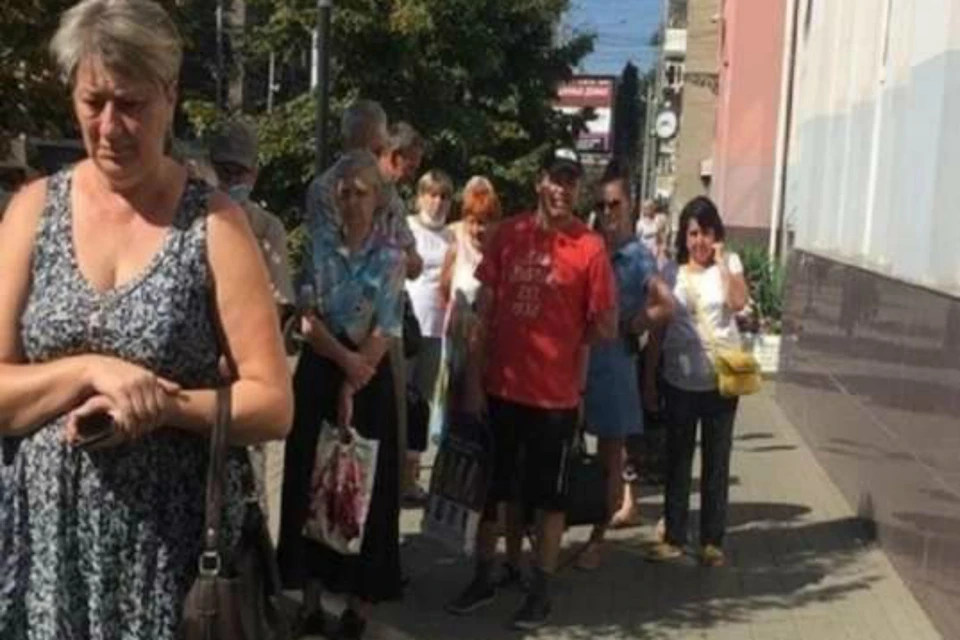 Огромные очереди в водоканал возмутили ростовчан. Фото: соцсети