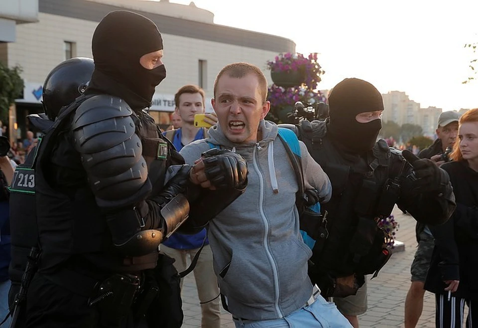 Еще вчера белорусские силовики не церемонились с протестующими