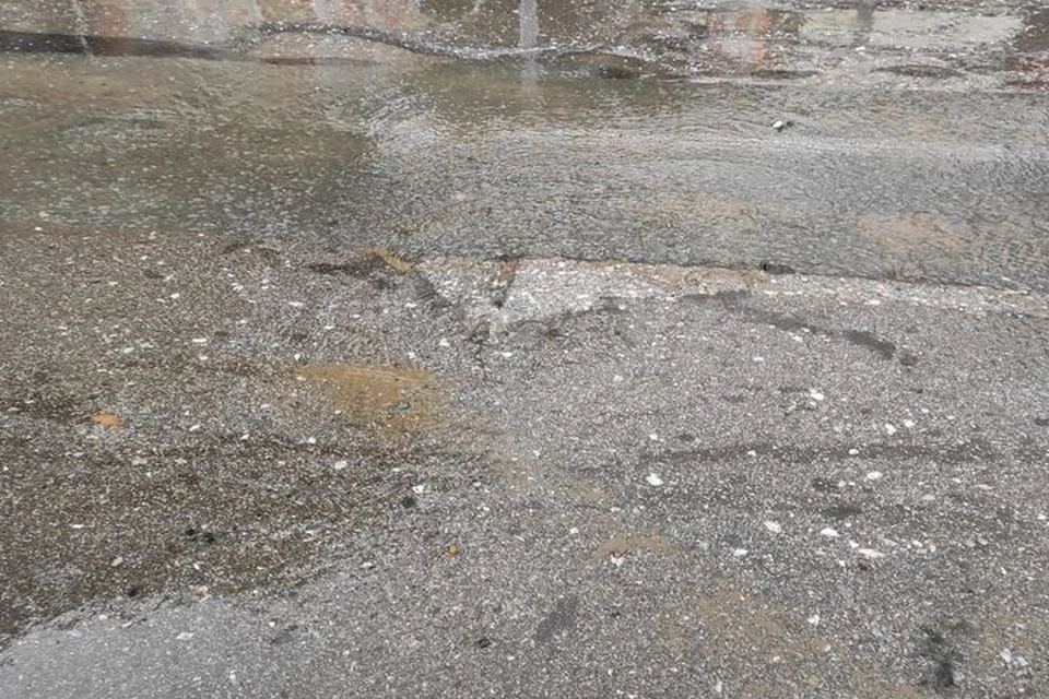В Железнодорожном районе Новосибирска из-под асфальта начал течь ручей. Фото: "АСТ-54"