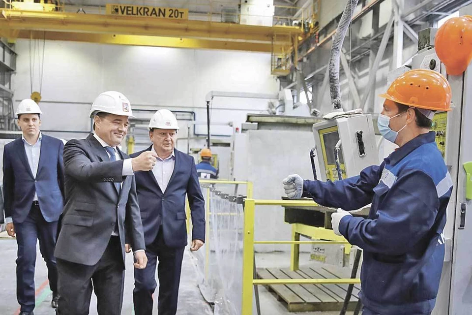 Губернатор поздравил рабочих с открытием новой производственной площадки. Фото: Константин СЕМЕНЕЦ.