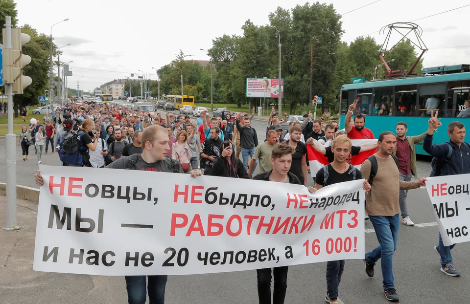 Премьер-министр Белоруссии приехал к протестующим работникам Минского тракторного завода
