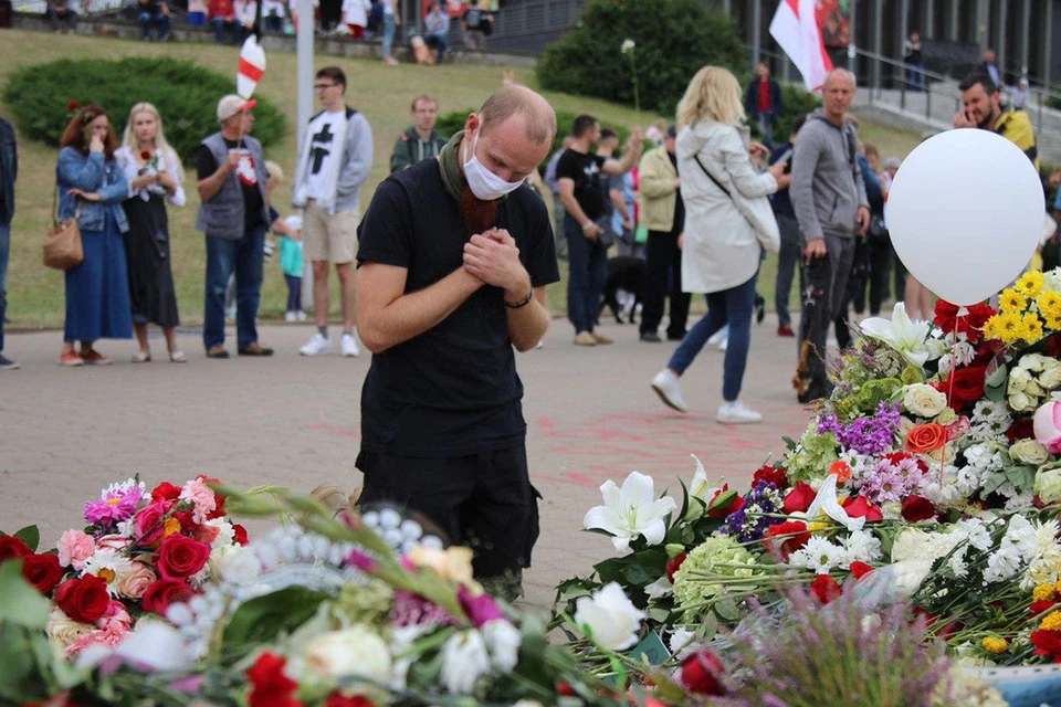Люди продолжают нести цветы к месту гибели 34-летнего мужчины на Пушкинской площади