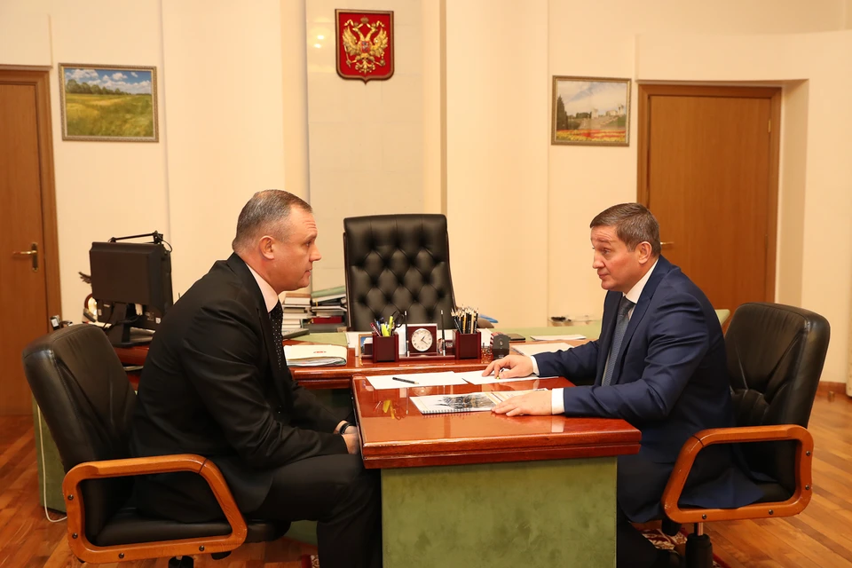 Андрей Косолапов только год назад стал заместителем Бочарова, а уже показывает такие успехи. Фото администрации ВО.