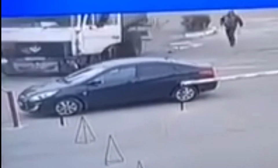 Мужчина тщетно пытается догнать свою мощную машину.