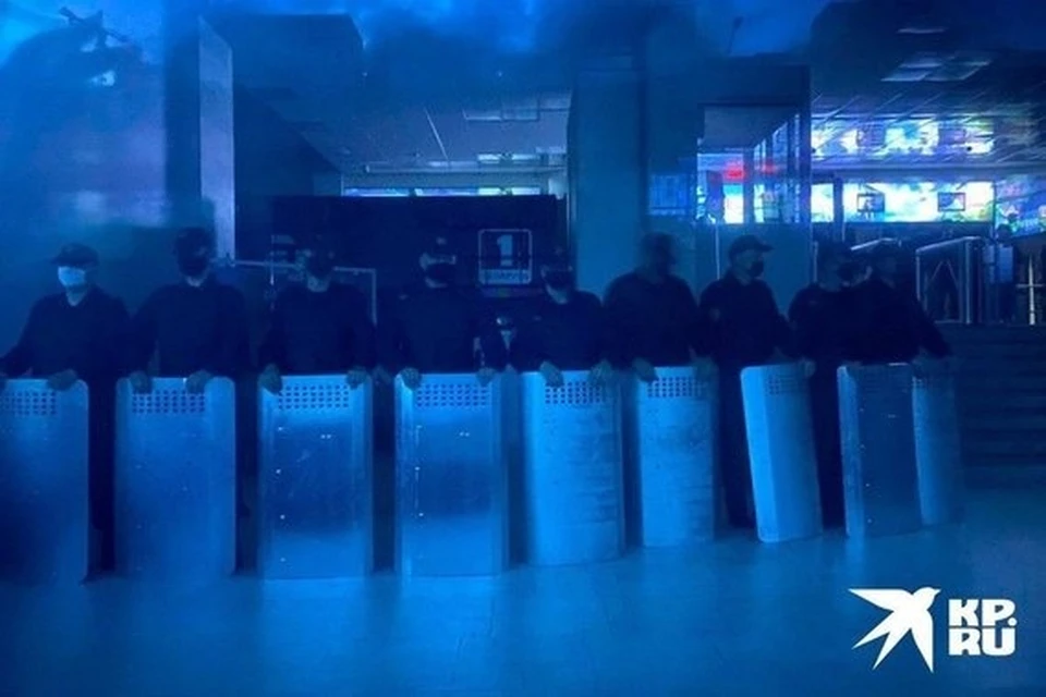 Вот такая обстановка в фойе гостелерадиокомпании