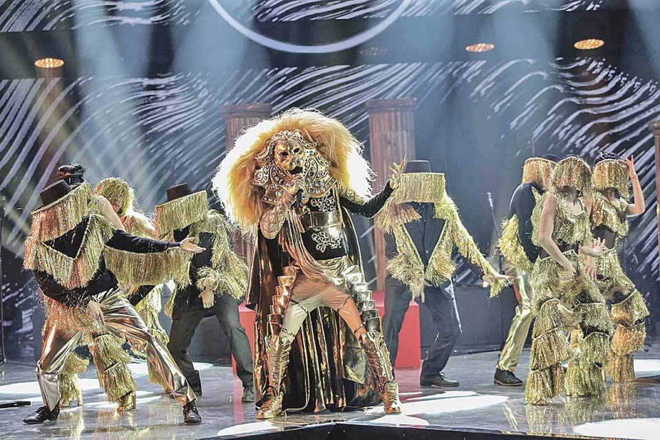 В первом сезоне шоу лучшим стал экс-солист группы MBAND Анатолий Цой, скрывавшийся под маской Льва. Фото: НТВ