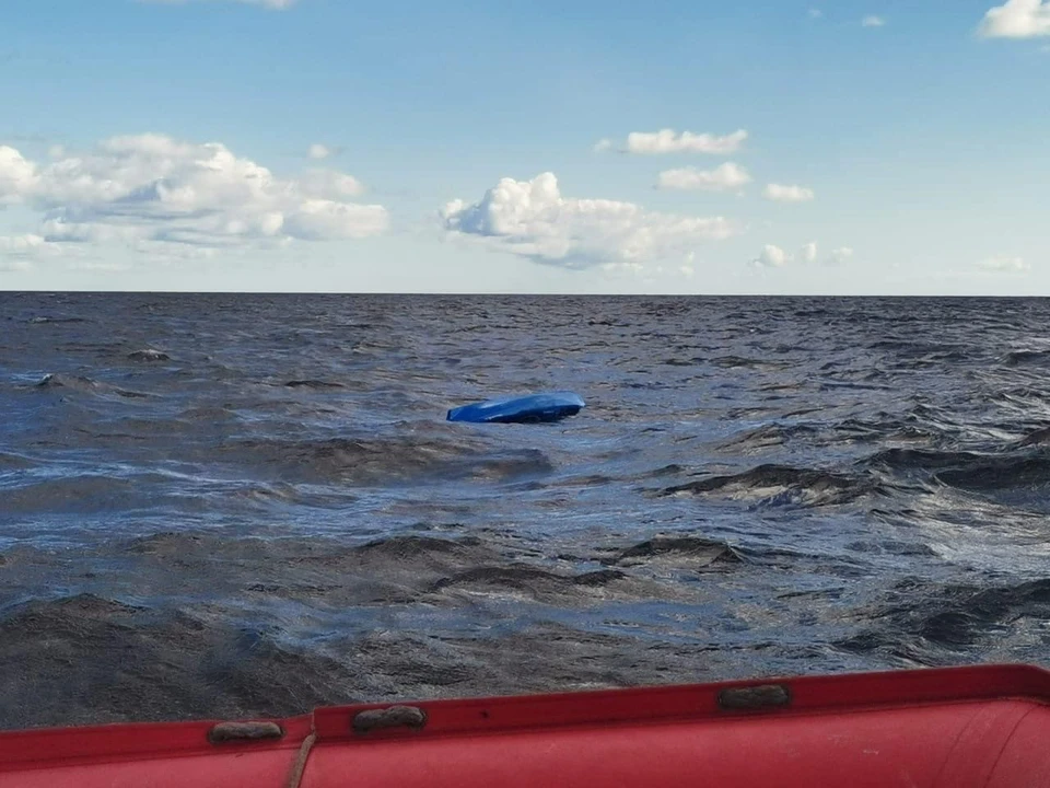 Перевернувшийся каяк удалось обнаружить в 900 метрах от берега. Фото: МЧС по Мурманской области