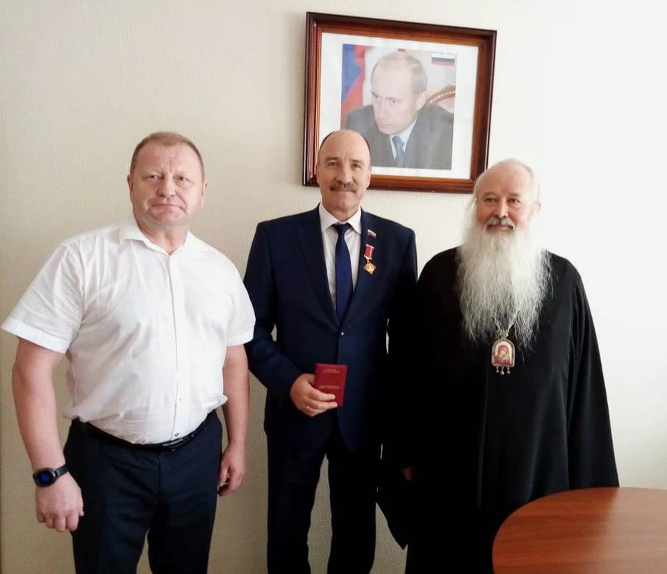 Председатель орловского облсовета получил медаль от митрополии. Фото: пресс-служба облсовета
