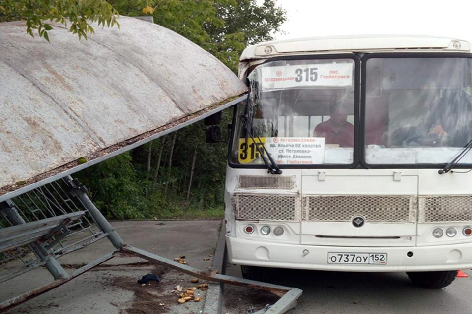 Опубликованы фотографии автобуса, протаранившего остановку в Нижнем Новгороде