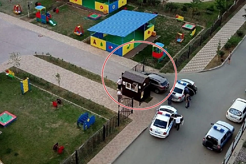 Пьяный мужчина на иномарке повредил забор детского сада. Фото: gubernskiy24