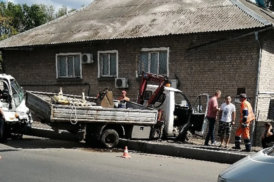 Один из автомобилей отбросило на тротуар Фото: vk.com/"Подслушано у водителей. Тверь"/ Роман Востриков