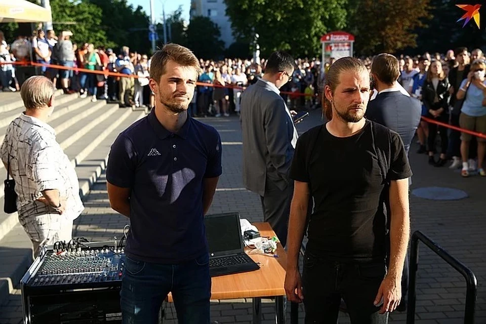 Владислав Соколовский и Кирилл Галанов включили "Перемен" на районном празднике - суд приговорил их к 10 суткам ареста. А через несколько дней после того, как их освободили, Владислава вызвали в милицию на беседу