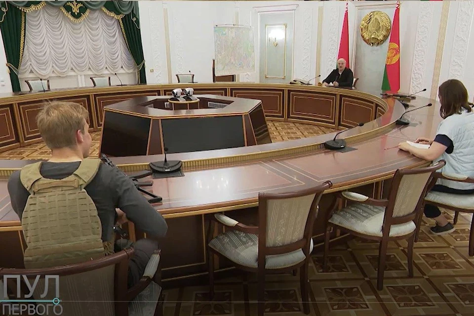 Совещание Лукашенко: у президента автомат, у Николая – автомат и бронежилет. Пресс-секретарю оружие не доверили. Фото: Telegram-канал "Пул Первого".