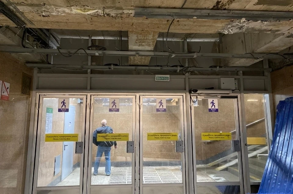 На "Дунайской" начался ремонт протекающего потолка. Фото: vk.com/metrospbofficial